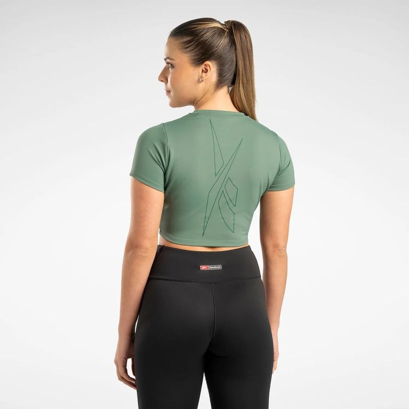 Camiseta-Manga-Corta-reebok-para-mujer-Lux-Bold-Crop-Tee-para-entrenamiento-color-verde.-Reverso-Sobre-Modelo