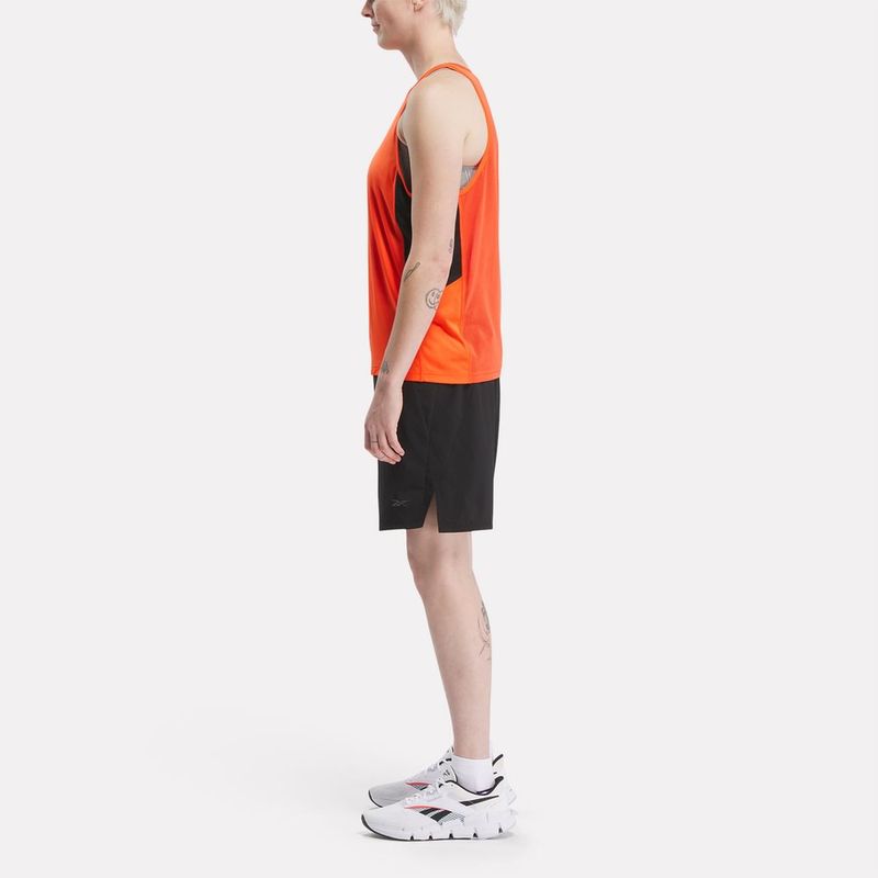 Camiseta-Manga-Sisa-reebok-para-hombre-Run-Speedwick-Singlet-para-correr-color-naranja.-Frente-Sobre-Modelo