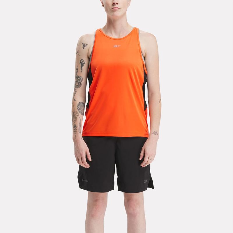 Camiseta-Manga-Sisa-reebok-para-hombre-Run-Speedwick-Singlet-para-correr-color-naranja.-Reverso-Sobre-Modelo