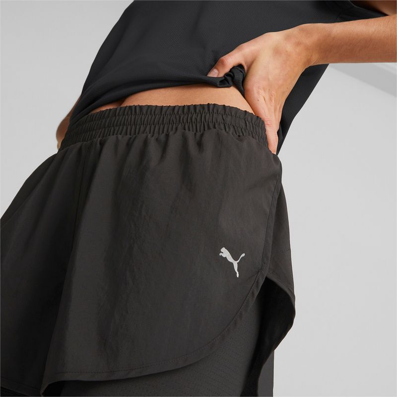 Pantaloneta-puma-para-mujer-Run-Favorite-Woven-2In1-3-Short-W-para-correr-color-negro.-Reverso-Con-Modelo