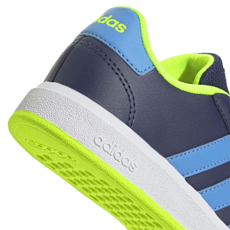 Tenis-adidas-para-niño-Grand-Court-2.0-K-para-moda-color-azul.-Detalle-1
