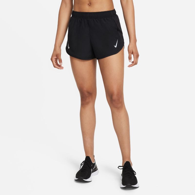 Pantaloneta-nike-para-mujer-W-Nk-Fast-Df-Tempo-Short-para-correr-color-negro.-Frente-Sobre-Modelo