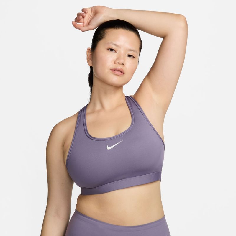 Top-nike-para-mujer-W-Nk-Swsh-Med-Spt-Bra-para-entrenamiento-color-morado.-Reverso-Sobre-Modelo