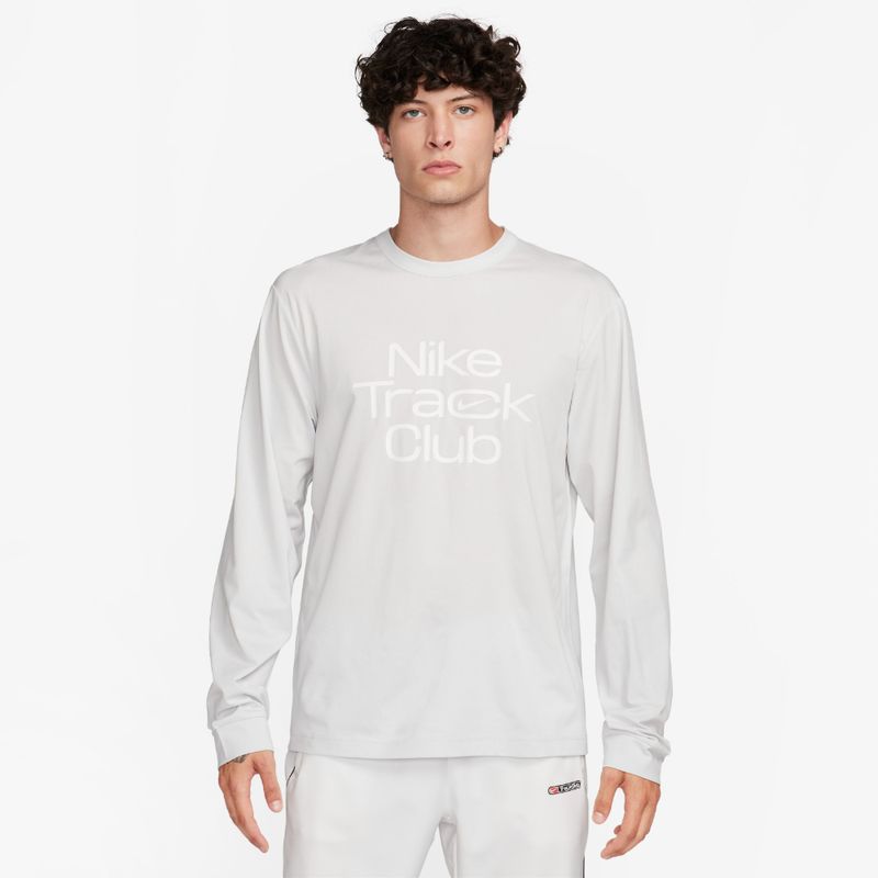 Camiseta-Manga-Sisa-nike-para-hombre-M-Nk-Df-Track-Club-Hyverse-Ls-para-correr-color-blanco.-Frente-Sobre-Modelo