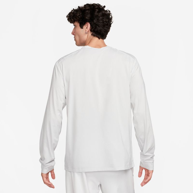Camiseta-Manga-Sisa-nike-para-hombre-M-Nk-Df-Track-Club-Hyverse-Ls-para-correr-color-blanco.-Reverso-Sobre-Modelo