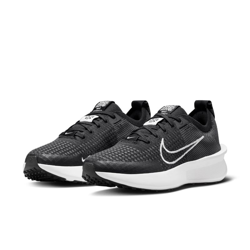 Tenis-nike-para-mujer-W-Nike-Interact-Run-para-correr-color-negro.-Vista-Lateral-Sobre-Modelo