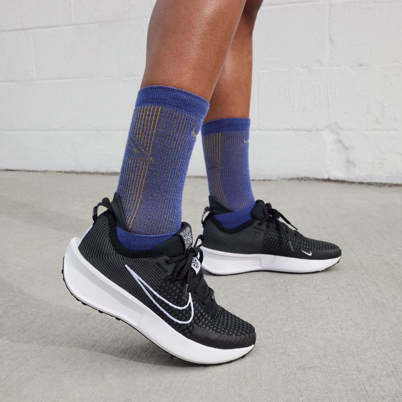 Tenis-nike-para-mujer-W-Nike-Interact-Run-para-correr-color-negro.-Vista-Cuerpo-Completo-Modelo