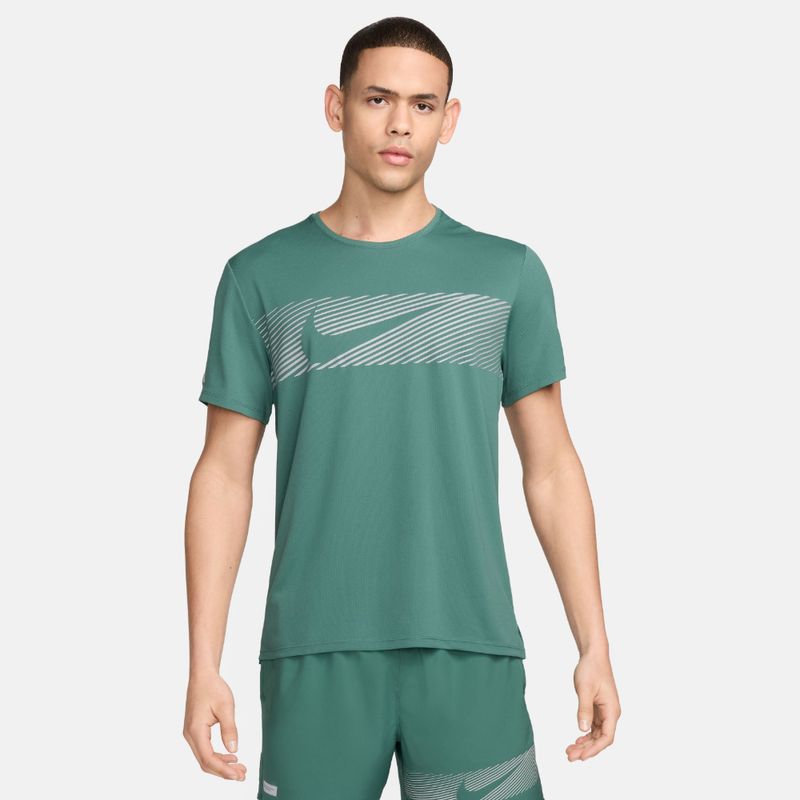 Camiseta-Manga-Corta-nike-para-hombre-M-Nk-Flash-Miler-Top-para-correr-color-verde.-Frente-Sobre-Modelo