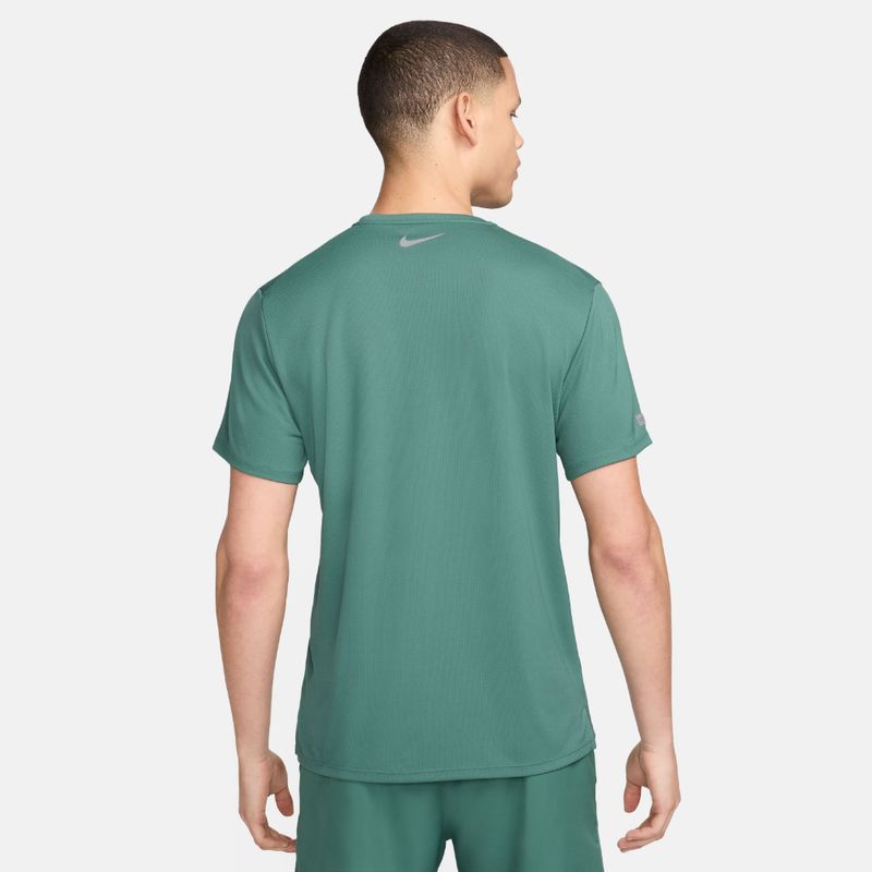 Camiseta-Manga-Corta-nike-para-hombre-M-Nk-Flash-Miler-Top-para-correr-color-verde.-Reverso-Sobre-Modelo
