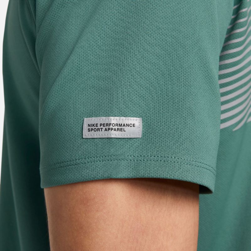 Camiseta-Manga-Corta-nike-para-hombre-M-Nk-Flash-Miler-Top-para-correr-color-verde.-Detalle-1