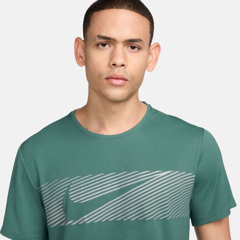 Camiseta-Manga-Corta-nike-para-hombre-M-Nk-Flash-Miler-Top-para-correr-color-verde.-Detalle-5-
