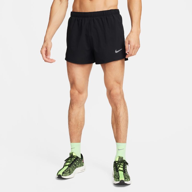 Pantaloneta-nike-para-hombre-M-Nk-Df-Fast-3In-Bf-Short-para-correr-color-negro.-Frente-Sobre-Modelo