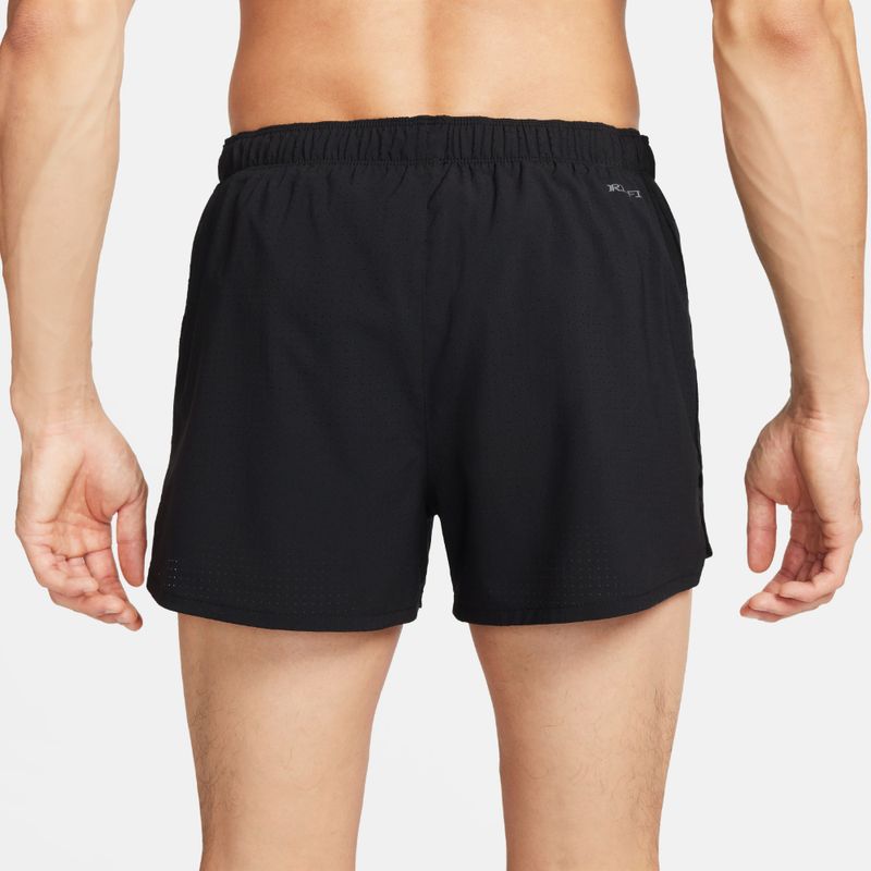 Pantaloneta-nike-para-hombre-M-Nk-Df-Fast-3In-Bf-Short-para-correr-color-negro.-Reverso-Sobre-Modelo