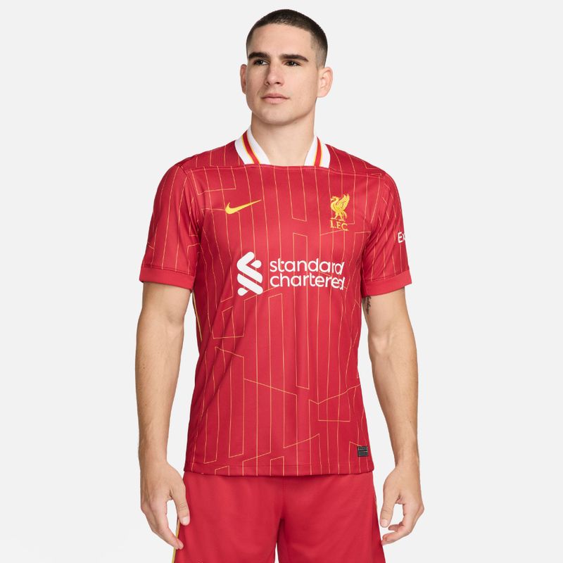 Camiseta-Manga-Corta-nike-para-hombre-Lfc-M-Nk-Df-Jsy-Ss-Stad-Hm-para-futbol-color-rojo.-Frente-Sobre-Modelo