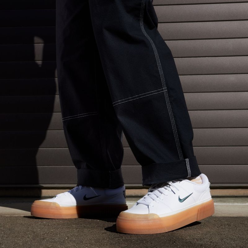 Tenis-nike-para-mujer-Wmns-Court-Legacy-Lift-para-moda-color-blanco.-Vista-Lateral-Sobre-Modelo