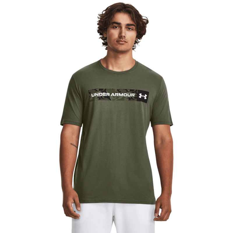 Camiseta-Manga-Corta-under-armour-para-hombre-Ua-Camo-Chest-Stripe-Ss-para-entrenamiento-color-verde.-Frente-Sobre-Modelo