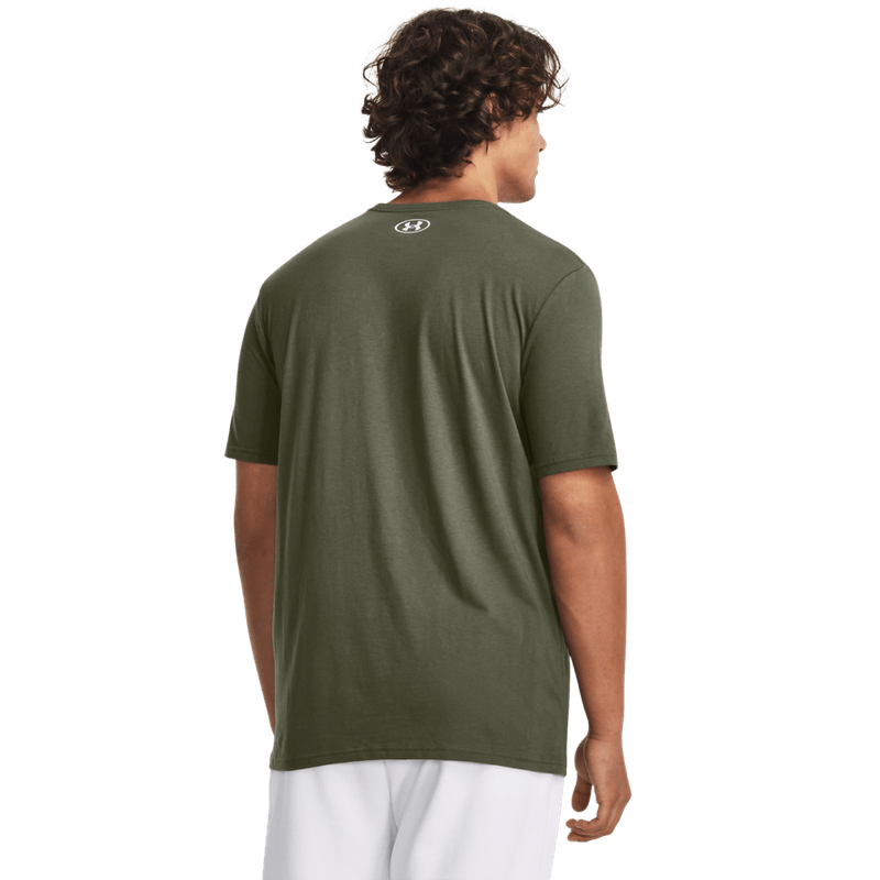 Camiseta-Manga-Corta-under-armour-para-hombre-Ua-Camo-Chest-Stripe-Ss-para-entrenamiento-color-verde.-Reverso-Sobre-Modelo