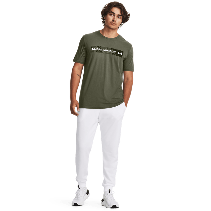 Camiseta-Manga-Corta-under-armour-para-hombre-Ua-Camo-Chest-Stripe-Ss-para-entrenamiento-color-verde.-Outfit-Completo