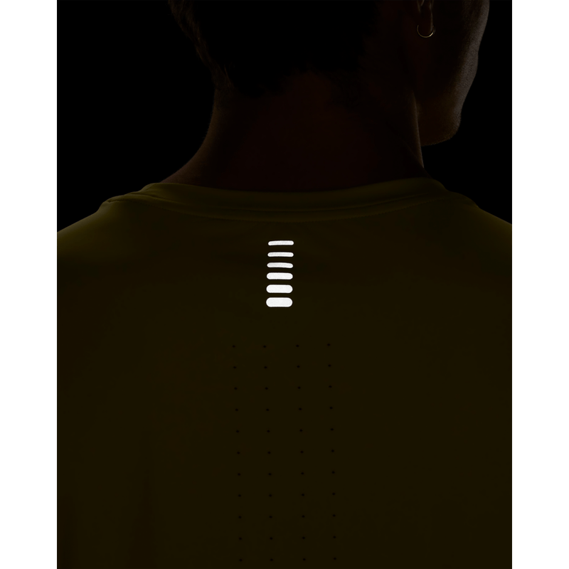 Camiseta-Manga-Corta-under-armour-para-hombre-Ua-Laser-Shortsleeve-para-correr-color-amarillo.-Reflectores