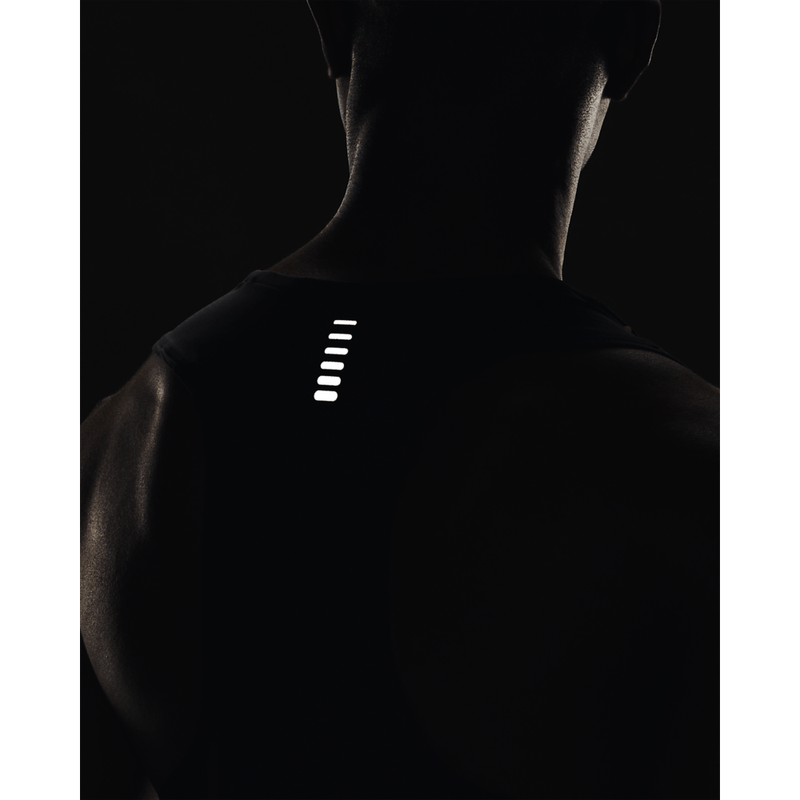 Camiseta-Manga-Sisa-under-armour-para-hombre-Iso-Chill-Laser-Sing-para-correr-color-negro.-Reflectores