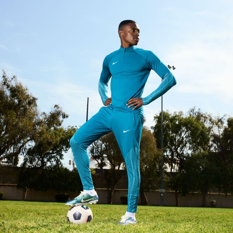 Guayos-nike-para-hombre-Legend-10-Academy-Fg-Mg-30-para-futbol-color-azul.-Vista-Cuerpo-Completo-Modelo