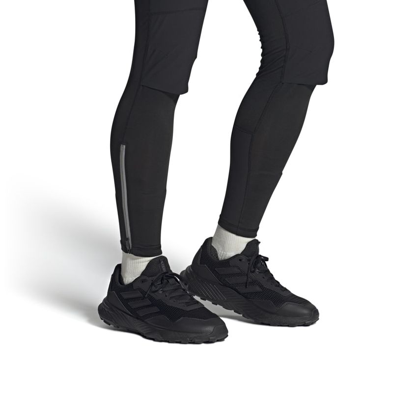 Tenis-adidas-para-hombre-Tracefinder-para-outdoor-color-negro.-Detalle-3