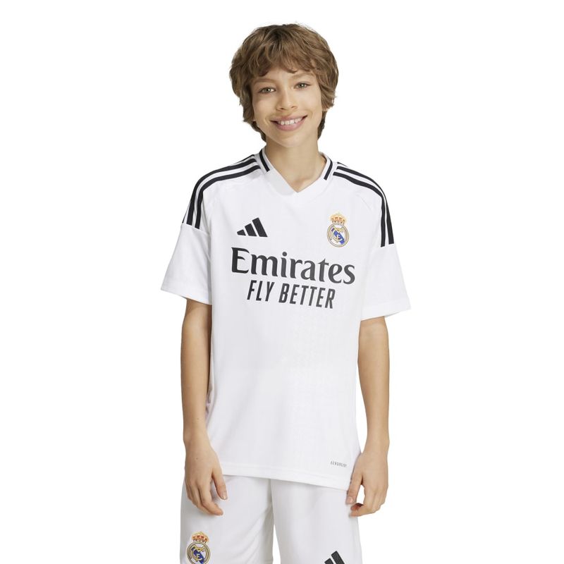 Camiseta-Manga-Corta-adidas-para-niño-Real-Madrid-H-Jsy-Y-para-futbol-color-blanco.-Frente-Sobre-Modelo