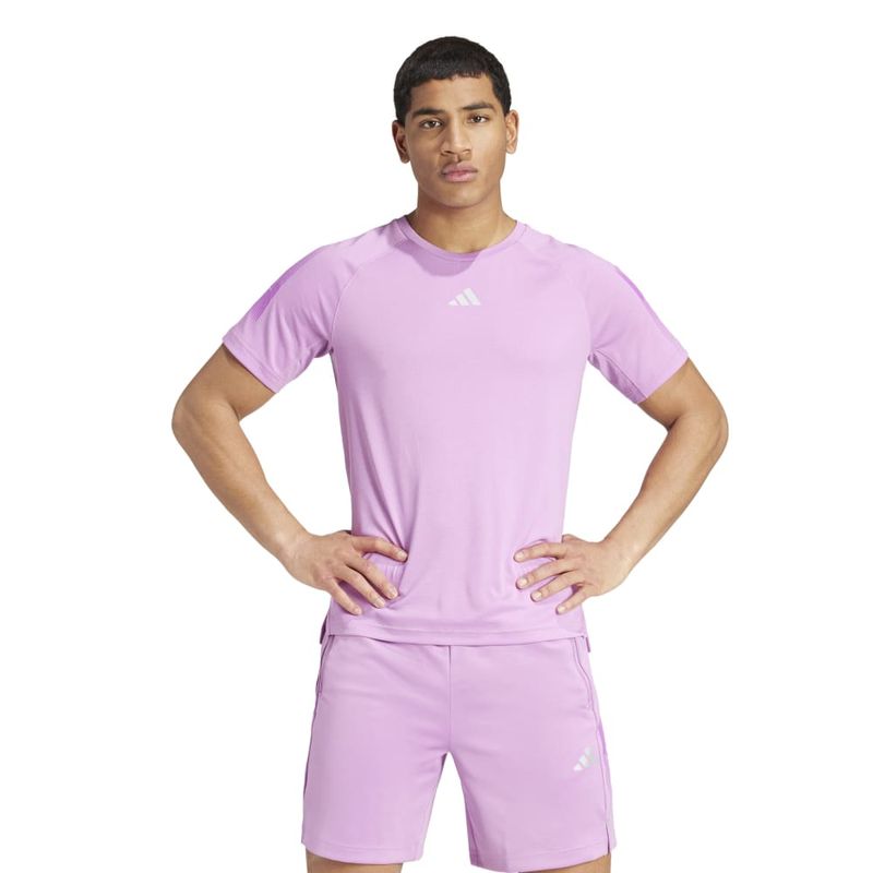 Camiseta-Manga-Corta-adidas-para-hombre-Gym--Bl-Tee-para-entrenamiento-color-morado.-Frente-Sobre-Modelo