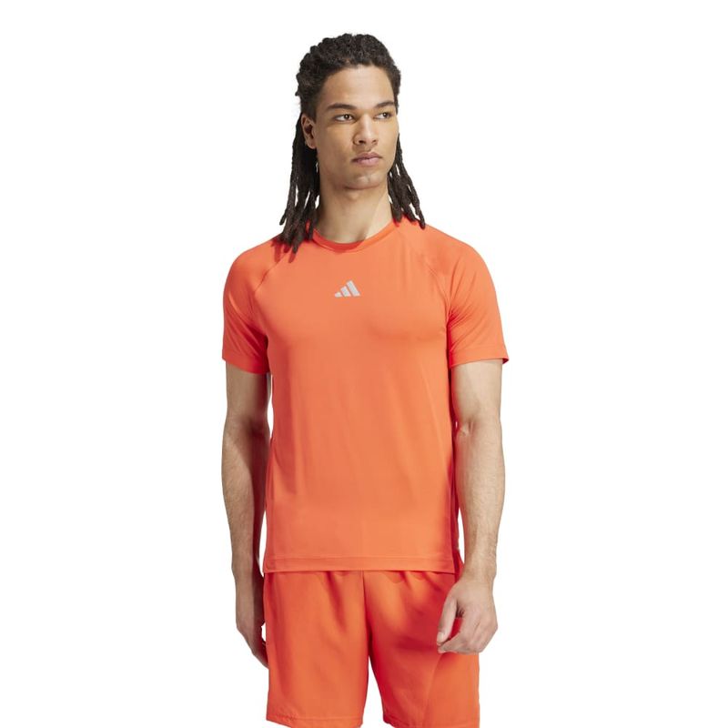 Camiseta-Manga-Corta-adidas-para-hombre-Gym--Tee-para-entrenamiento-color-naranja.-Frente-Sobre-Modelo