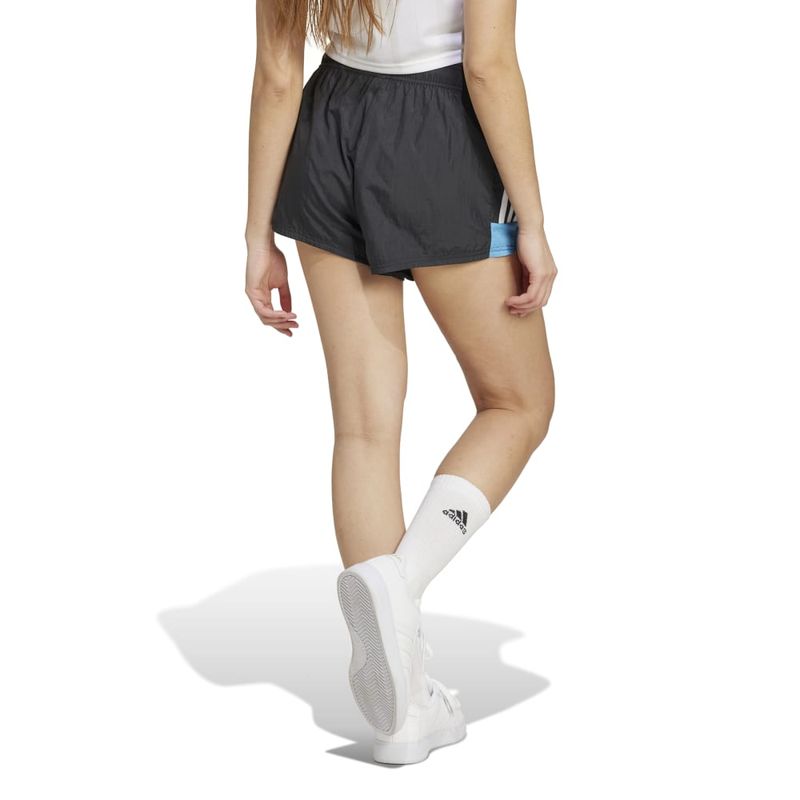 Pantaloneta-adidas-para-mujer-W-Tiro-Np-Wv-Sh-para-moda-color-negro.-Reverso-Sobre-Modelo