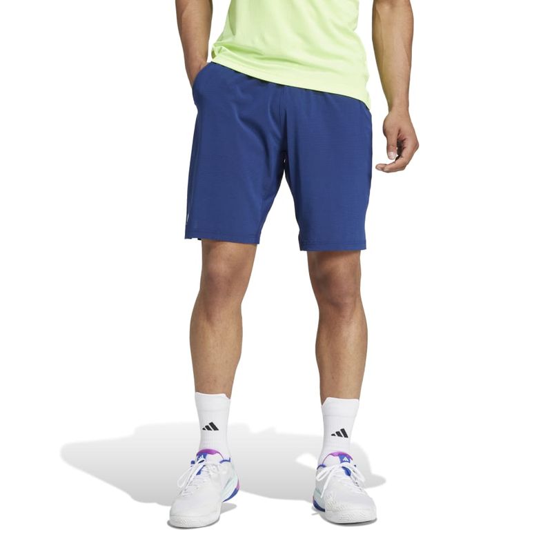 Pantaloneta-adidas-para-hombre-Ergo-Short-para-tenis-color-azul.-Frente-Sobre-Modelo