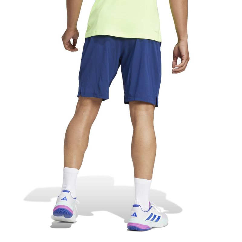 Pantaloneta-adidas-para-hombre-Ergo-Short-para-tenis-color-azul.-Reverso-Sobre-Modelo