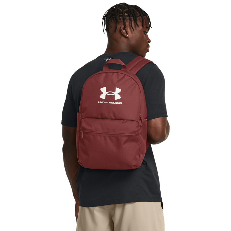 Morral-under-armour-para-hombre-Loudon-Lite-Backpack-para-entrenamiento-color-rojo.-Frente-Sobre-Modelo