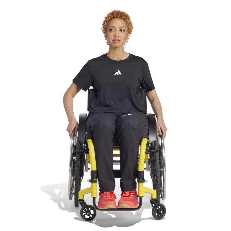 Pantalon-adidas-para-mujer-Wtr-Adapt-Pant-para-entrenamiento-color-negro.-Frente-Sobre-Modelo