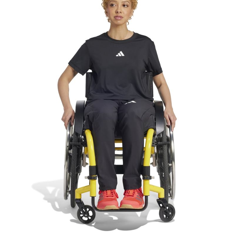 Pantalon-adidas-para-mujer-Wtr-Adapt-Pant-para-entrenamiento-color-negro.-Zoom-Frontal-Sobre-Modelo