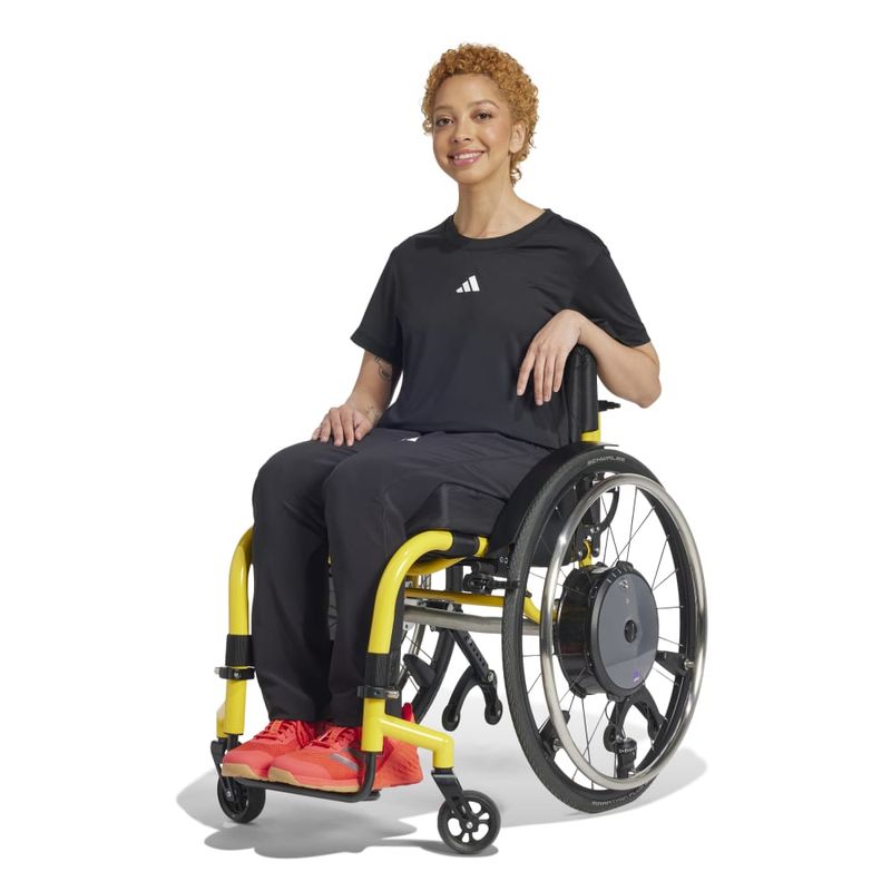 Pantalon-adidas-para-mujer-Wtr-Adapt-Pant-para-entrenamiento-color-negro.-Reverso-Sobre-Modelo