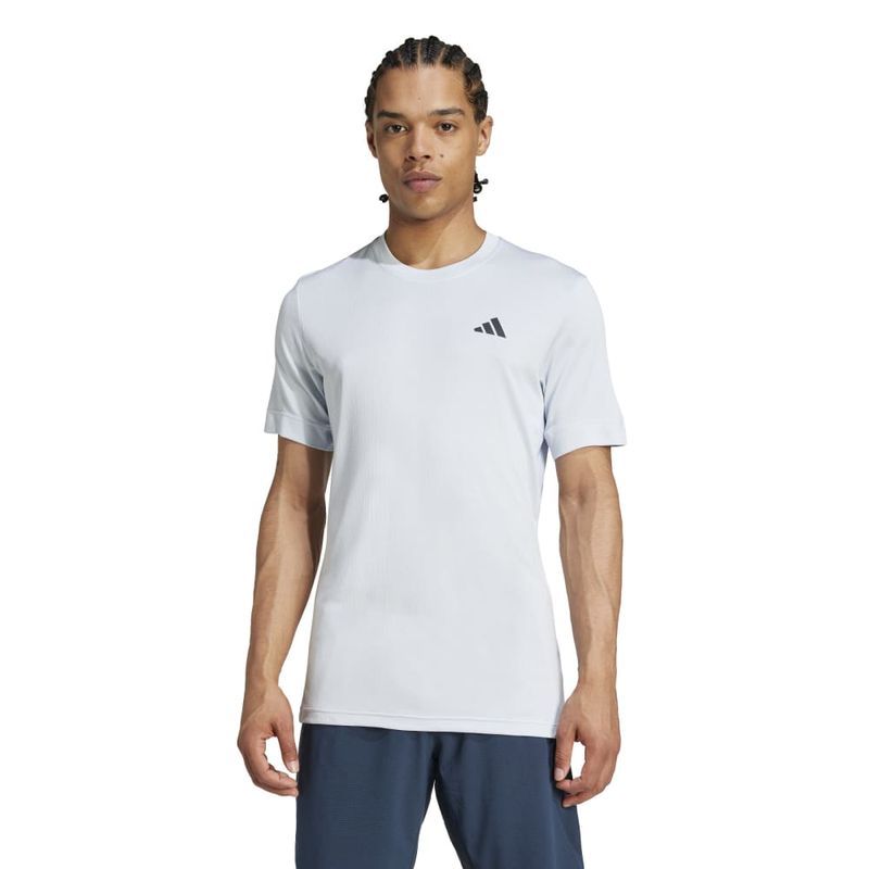 Camiseta-Manga-Corta-adidas-para-hombre-T-Freelift-Tee-para-tenis-color-azul.-Frente-Sobre-Modelo