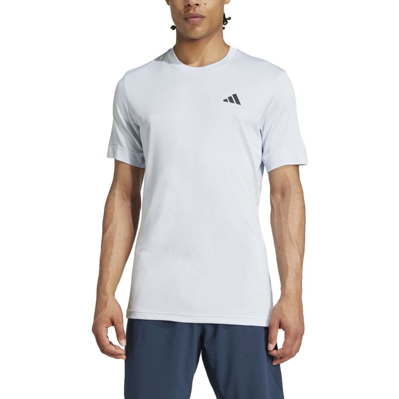 Camiseta-Manga-Corta-adidas-para-hombre-T-Freelift-Tee-para-tenis-color-azul.-Zoom-Frontal-Sobre-Modelo