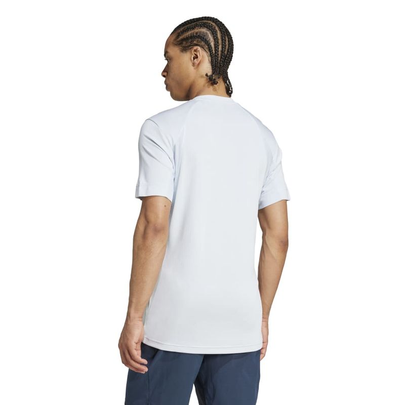 Camiseta-Manga-Corta-adidas-para-hombre-T-Freelift-Tee-para-tenis-color-azul.-Reverso-Sobre-Modelo