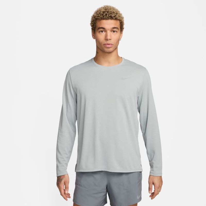 Camiseta-Manga-Larga-nike-para-hombre-M-Nk-Df-Uv-Miler-Top-Ls-para-correr-color-gris.-Frente-Sobre-Modelo