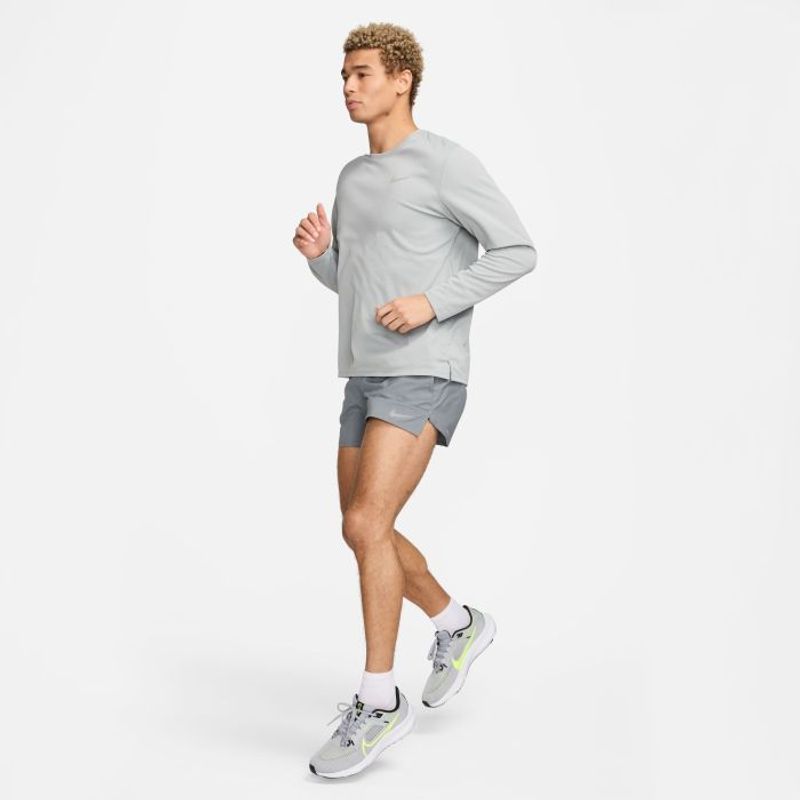 Camiseta-Manga-Larga-nike-para-hombre-M-Nk-Df-Uv-Miler-Top-Ls-para-correr-color-gris.-Detalle-4