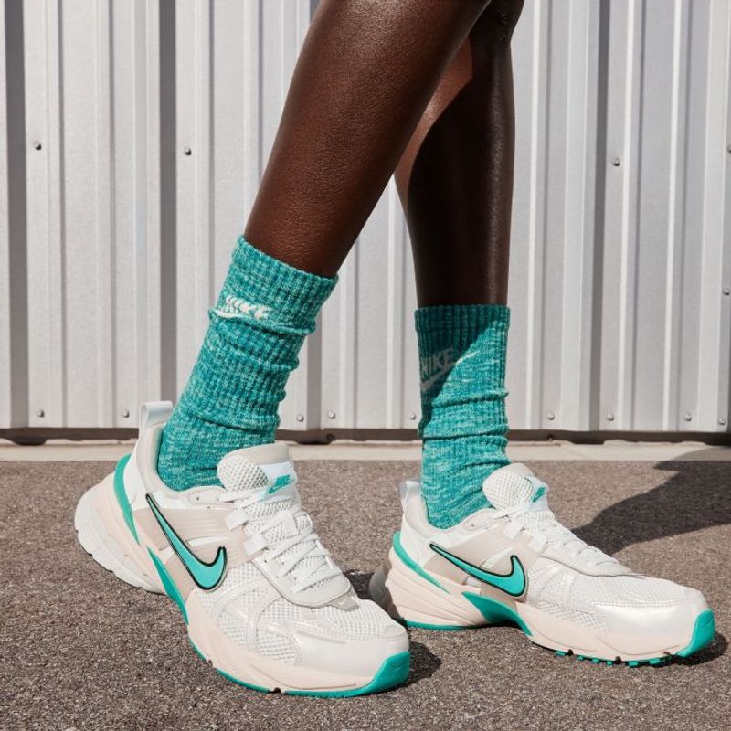 Tenis-nike-para-mujer-W-Nike-V2K-Run-para-moda-color-blanco.-Vista-Lateral-Sobre-Modelo