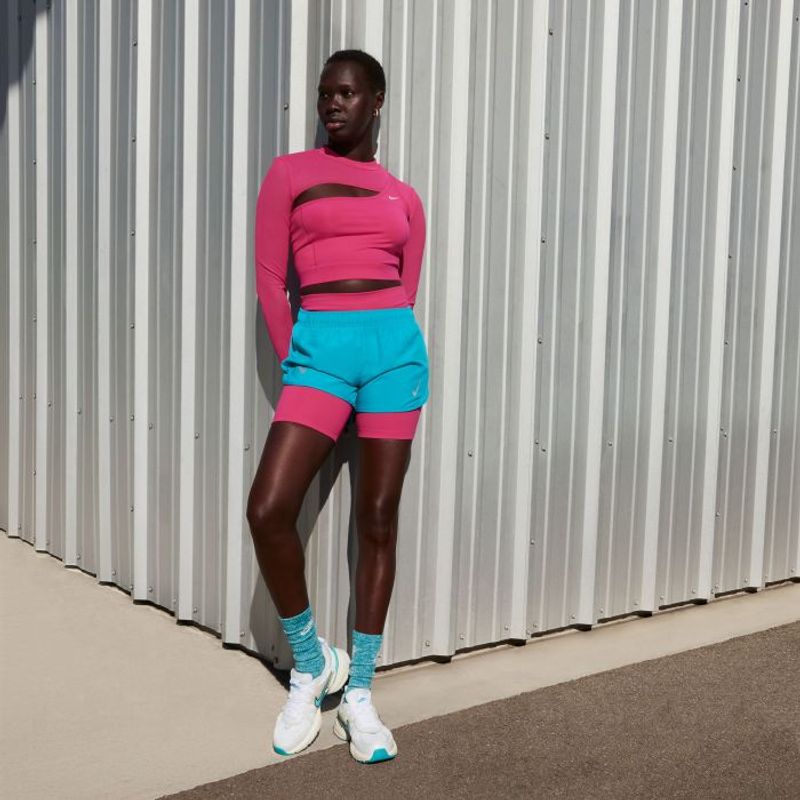 Tenis-nike-para-mujer-W-Nike-V2K-Run-para-moda-color-blanco.-Vista-Cuerpo-Completo-Modelo