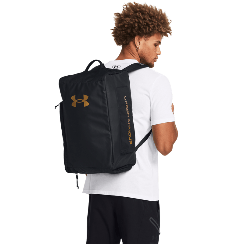 Maletin-under-armour-para-hombre-Ua-Contain-Duo-Sm-Bp-Duffle-para-entrenamiento-color-negro.-Frente-Sobre-Modelo