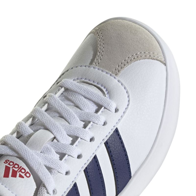 Tenis-adidas-para-niño-Vl-Court-3.0-K-para-moda-color-blanco.-Detalle-1