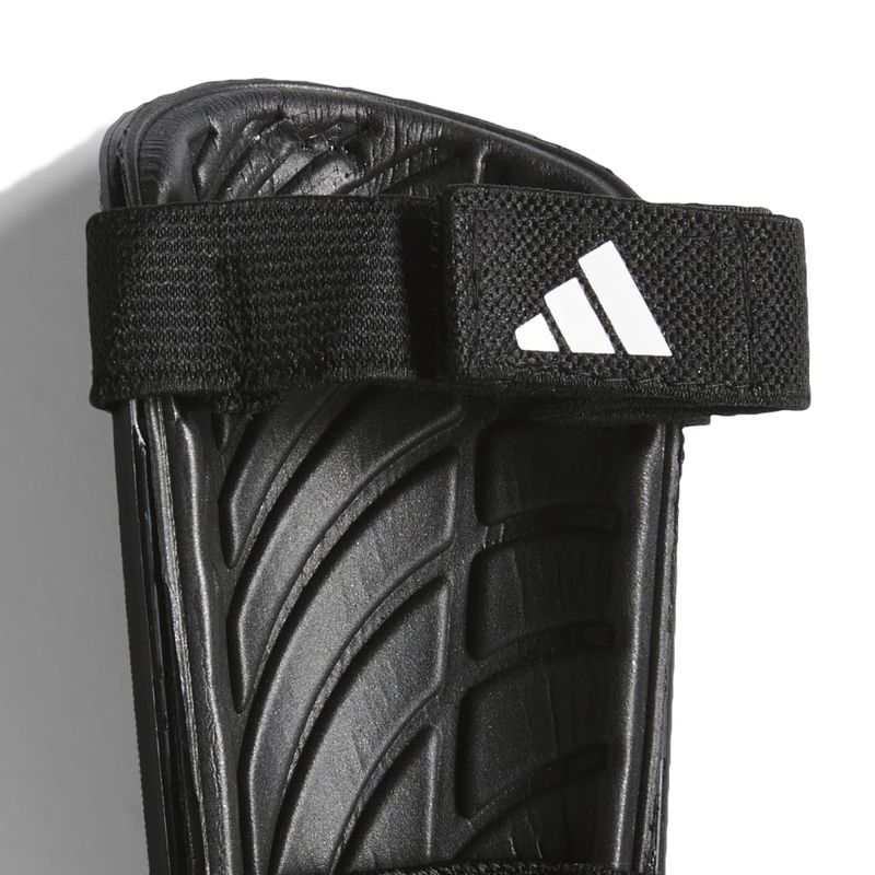 Canilleras-adidas-para-niño-Tiro-Sg-Mtc-J-para-futbol-color-negro.-Detalle-1