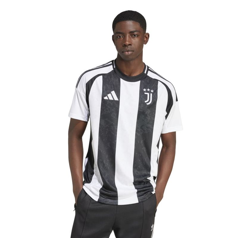 Camiseta-Manga-Corta-adidas-para-hombre-Juve-H-Jsy-para-futbol-color-blanco.-Frente-Sobre-Modelo