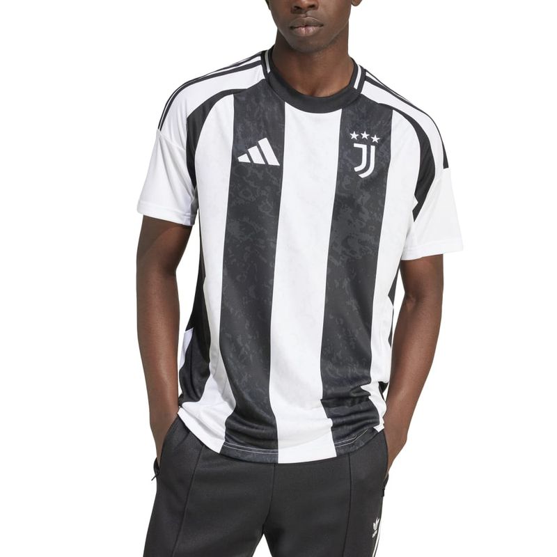 Camiseta-Manga-Corta-adidas-para-hombre-Juve-H-Jsy-para-futbol-color-blanco.-Zoom-Frontal-Sobre-Modelo