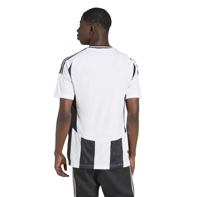 Camiseta-Manga-Corta-adidas-para-hombre-Juve-H-Jsy-para-futbol-color-blanco.-Reverso-Sobre-Modelo