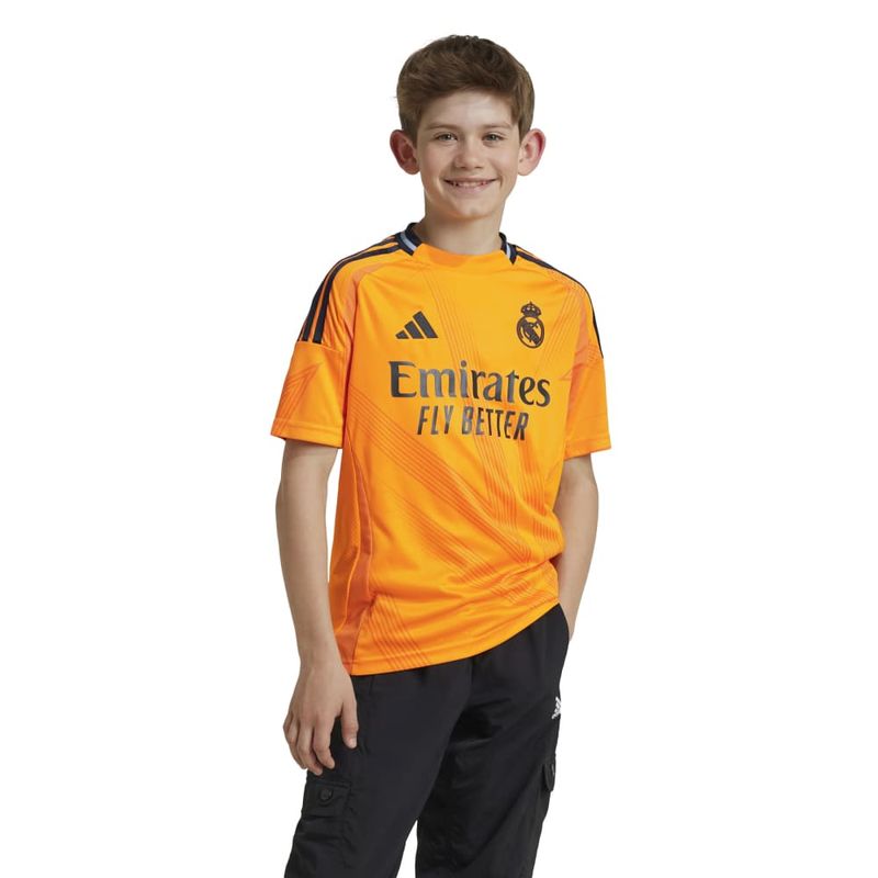 Camiseta-Manga-Corta-adidas-para-niño-Real-A-Jsy-Y-para-futbol-color-gris.-Frente-Sobre-Modelo